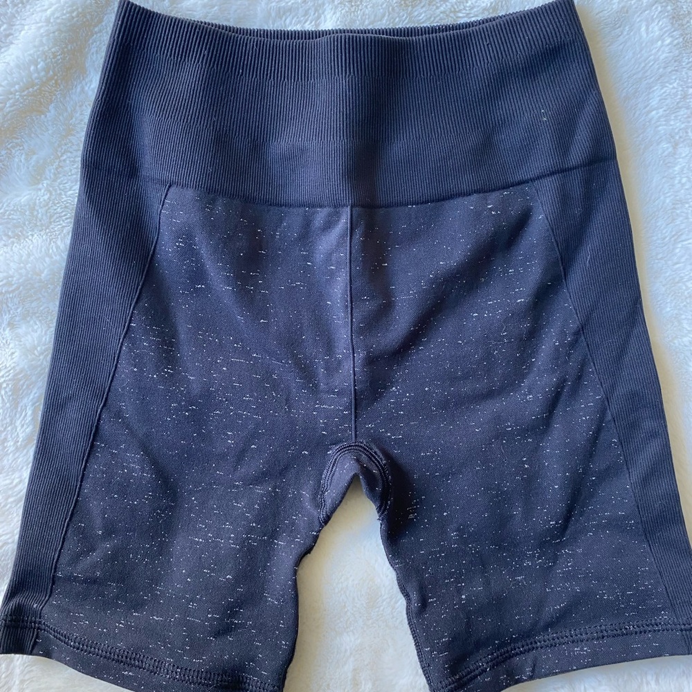 lululemon 6” biker shorts size 6 worn once, gray with light gray specs